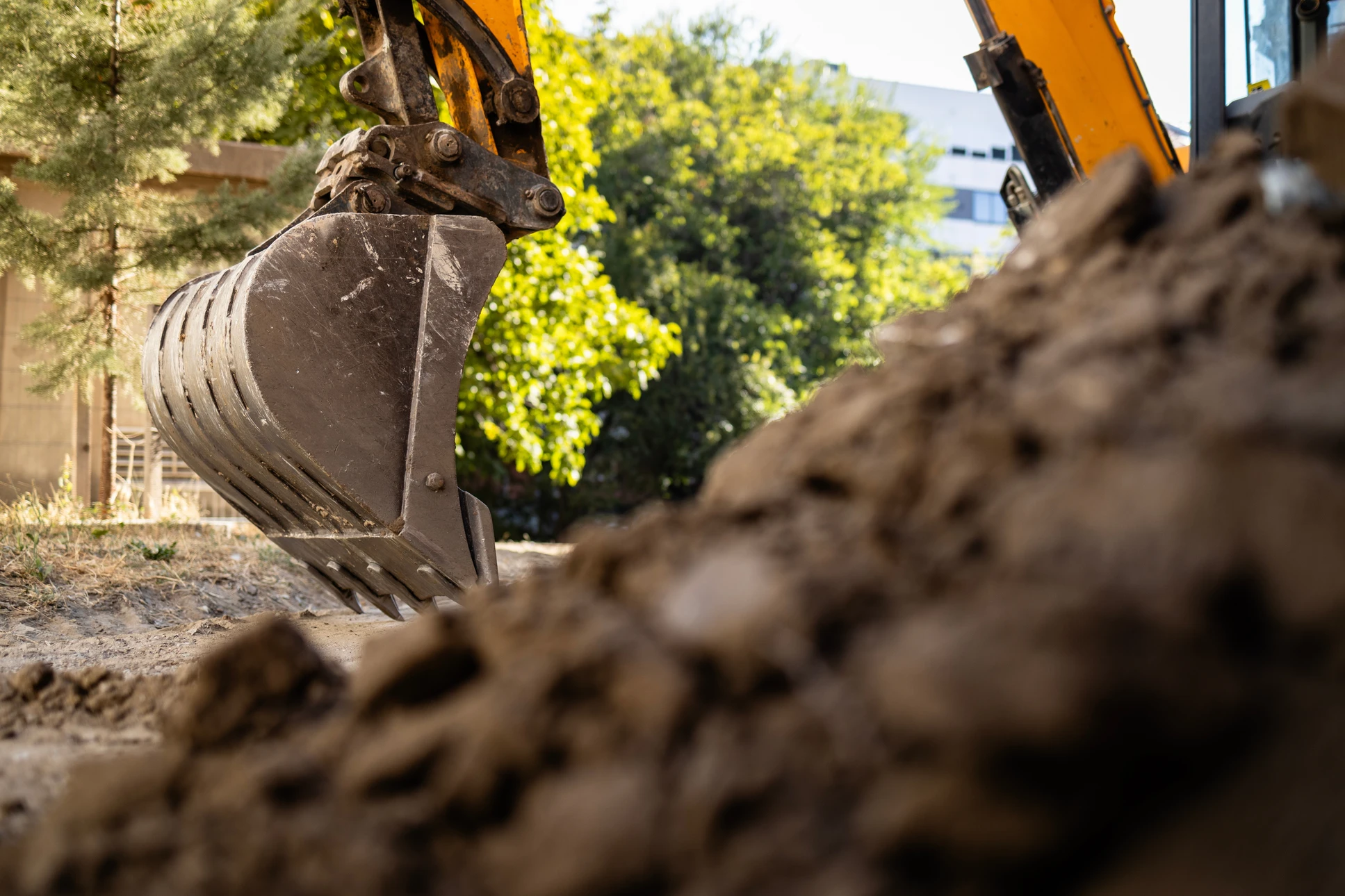 Chantier de terrassement en extérieur avec pelleteuse hydraulique en action